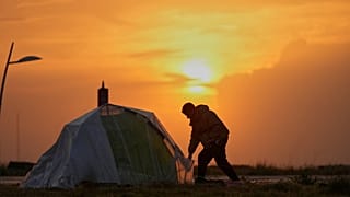  الواجهة البحرية لبيروت، حيث أقام فيها نازحون خيامهم بعد الغارات الإسرائيلية، في 15 مارس 2026.