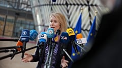  Die Leiterin der Außenpolitik der Europäischen Union, Kaja Kallas, spricht mit den Medien, als sie zu einem Treffen der EU-Außenminister im Gebäude des Europäischen Rates in Brüssel eintrifft, Montag