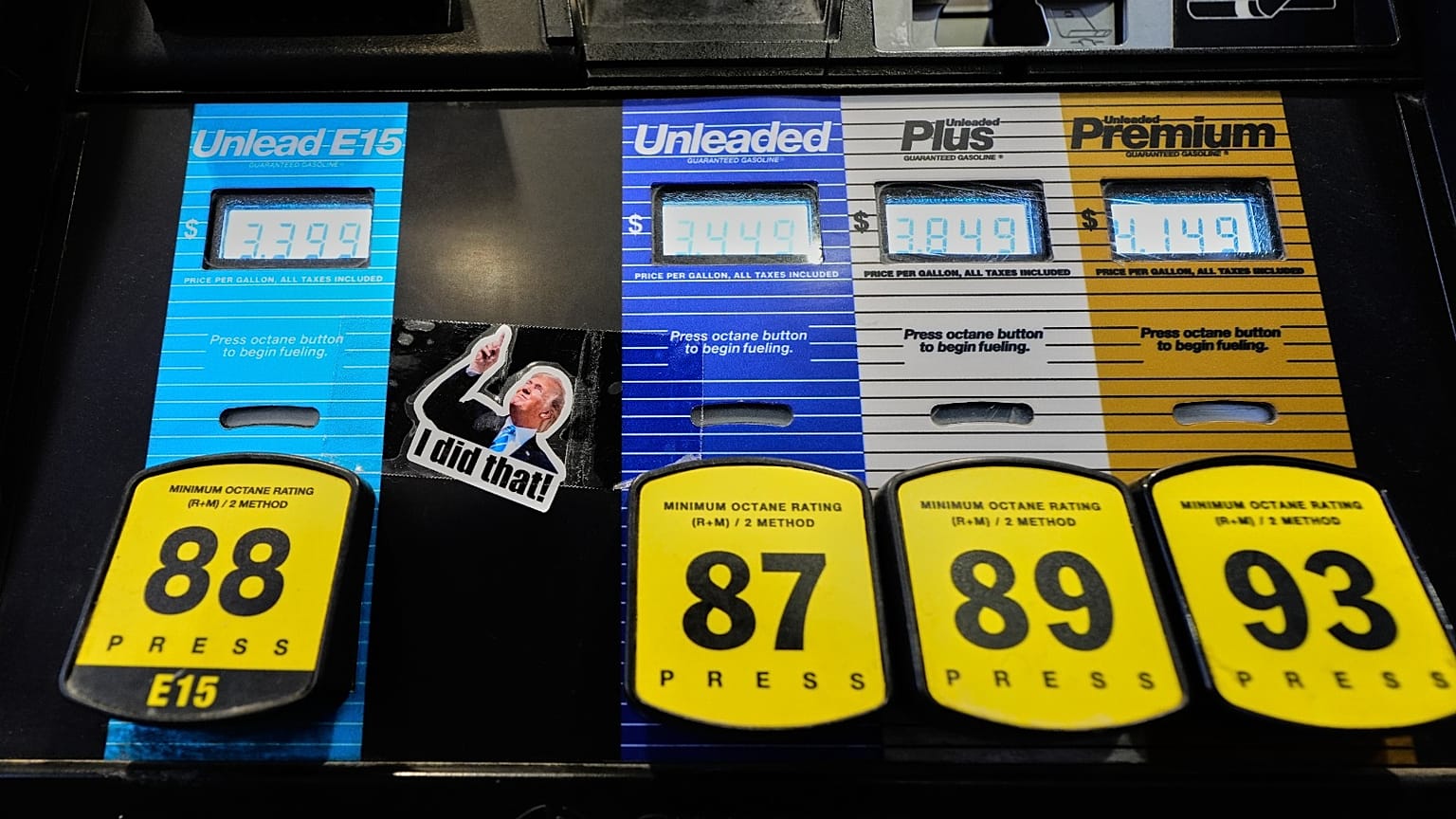 ملصق موضوع على مضخة غاز على شكل الرئيس دونالد ترامب يقع بين خيارات الشراء التي تعكس الأسعار الحالية في محطة تعبئة الوقود في بلانو، تكساس، الجمعة 13 مارس 2026. 