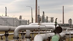 Archivbild: Eine Pumpstation am Ende der Druschba-Ölpipeline in der ostdeutschen Raffinerie PCK in Schwedt, 10. Januar 2007