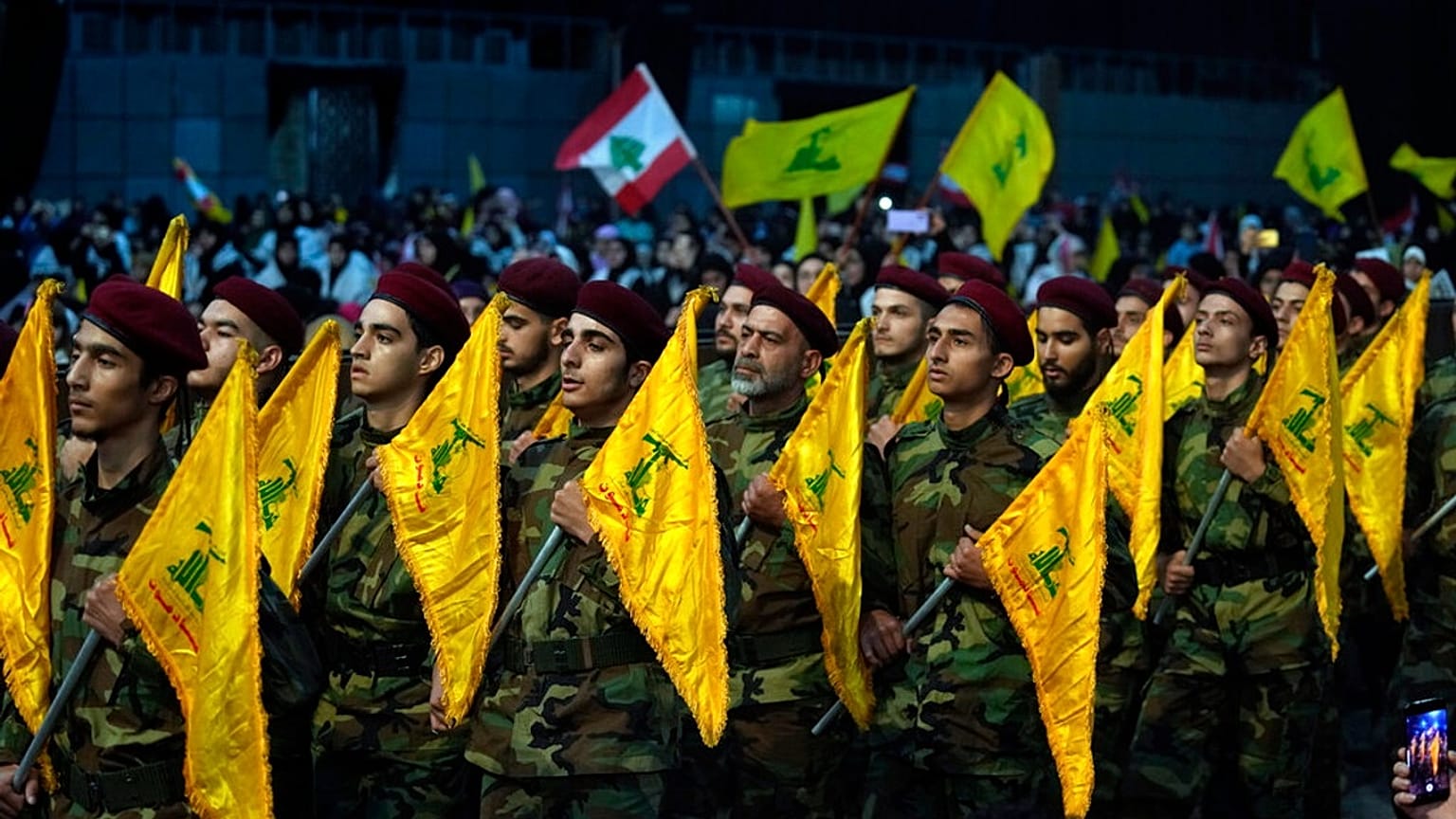 عناصر من حزب الله خلال عرض في الضاحية الجنوبية لبيروت في ذكرى "يوم الشهيد" للحزب، 11 نوفمبر 2022.