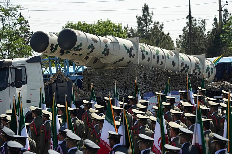 منظومة صاروخية خلال عرض "يوم الجيش" الإيراني أمام ضريح آية الله الخميني، إيران، 18 أبريل 2023.