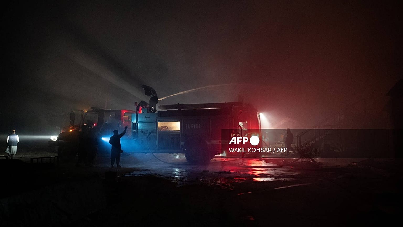 Tűzoltók oltják az égő egészségügyi központot Kabulban
