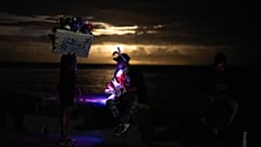Ein Kubaner sitzt auf dem Malecon nach dem allgemeinen Stromausfall in Kuba am Montag, dem 16. März 2025.