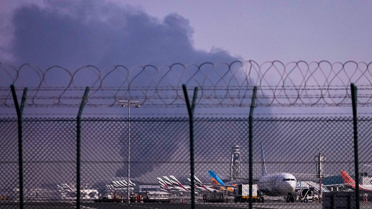 Dubai Uluslararası Havalimanı’nda pazartesi sabahı bir insansız hava aracı yakıt tankına isabet etti. Saldırı nedeniyle uçuşlar geçici olarak durduruldu. / 16 Mart 2026