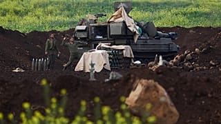 جنود إسرائيليون يعملون إلى جانب وحدة المدفعية المتنقلة التابعة لهم على الحدود مع لبنان في شمال إسرائيل، يوم الاثنين 16 مارس/آذار 2026. 