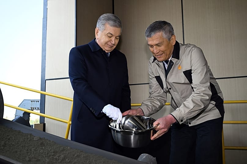 Президент Узбекистана Шавкат Мирзиёев на церемонии открытия фабрики