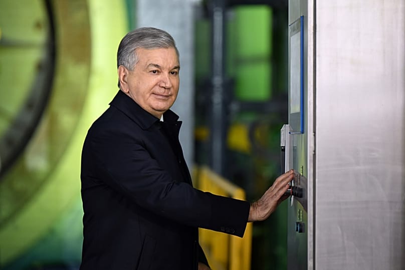 Президент Узбекистана Шавкат Мирзиёев на церемонии открытия фабрики