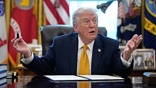 الرئيس دونالد ترامب يوقع أمرًا تنفيذيًا بشأن فريق مكافحة الاحتيال في المكتب البيضاوي بالبيت الأبيض، الاثنين 16 مارس 2026، واشنطن.