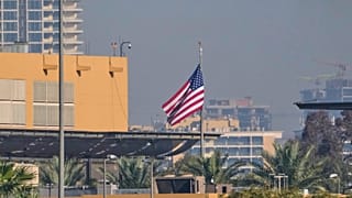 تظهر السفارة الأمريكية عبر نهر دجلة في بغداد، الثلاثاء 17 مارس/آذار 2026. (تصوير: هادي مزبان / أسوشيتد برس)