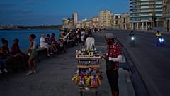 Ein Straßenverkäufer wartet während eines Stromausfalls auf dem Malecon in Havanna auf Kunden, Montag, 16. März 2026.