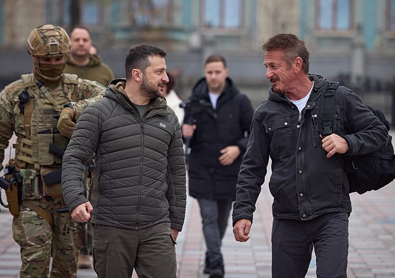Der ukrainische Präsident Wolodymyr Selenskyj geht nach ihrem Treffen in Kyjiw, Ukraine, mit Sean Penn – Dienstag, der achte November 2022