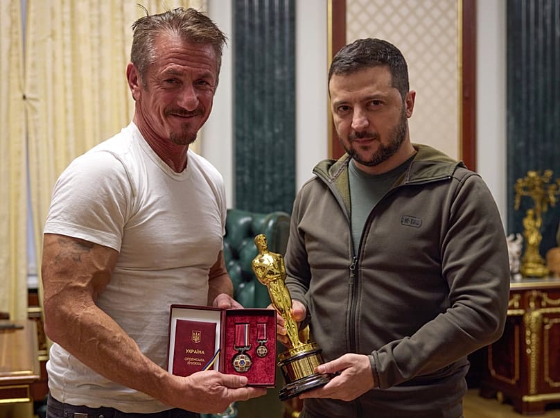 Wolodymyr Selenskyj posiert mit Sean Penn, nachdem er dessen Oscar-Statuette erhalten und ihm den Verdienstorden überreicht hat – Dienstag, der achte November 2022