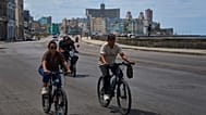 Küba'nın başkenti Havana'da yaşanan elektrik kesintisi sırasında insanlar Malecon boyunca bisiklet sürüyor, 16 Mart 2026.