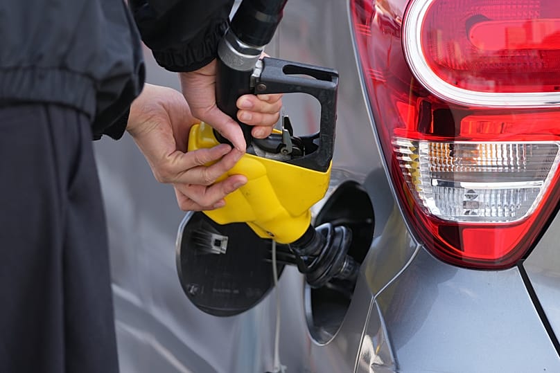 In Deutschland kostet Sprit derzeit 2,075 Euro pro Liter. Andere Länder haben Preisdeckel eingeführt.