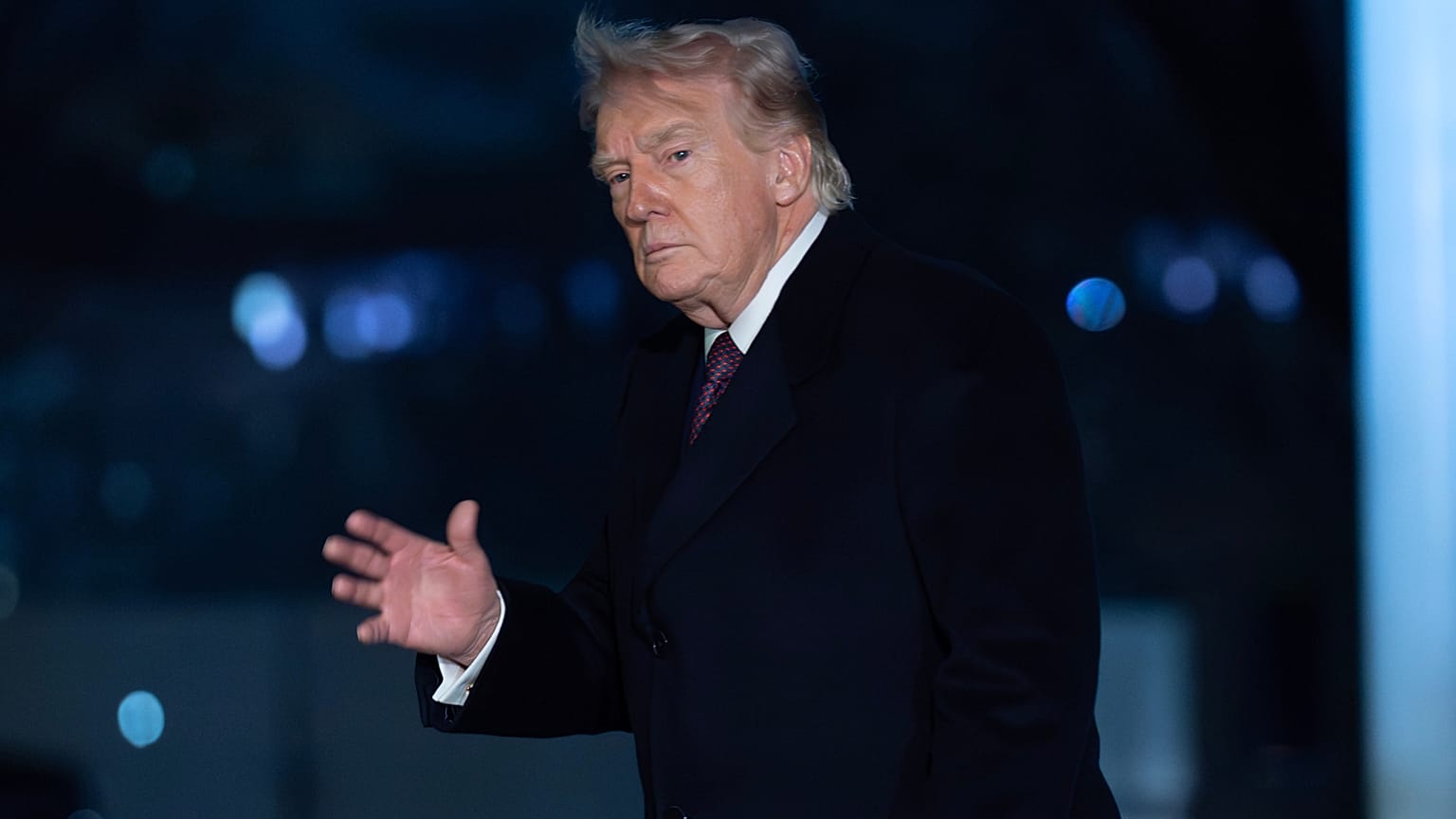 الرئيس دونالد ترامب يلوّح للإعلام أثناء سيره في الحديقة الجنوبية للبيت الأبيض عند وصوله، يوم الأحد 15 مارس 2026، في واشنطن. (صورة أسوشيتد برس/ خوسيه لويس ماغانا)