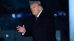 الرئيس دونالد ترامب يلوّح للإعلام أثناء سيره في الحديقة الجنوبية للبيت الأبيض عند وصوله، يوم الأحد 15 مارس 2026، في واشنطن. (صورة أسوشيتد برس/ خوسيه لويس ماغانا)