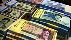 Archivbild: Iranische und US-Banknoten in einem Wechselbüro im Zentrum Teherans, Iran, April 2015