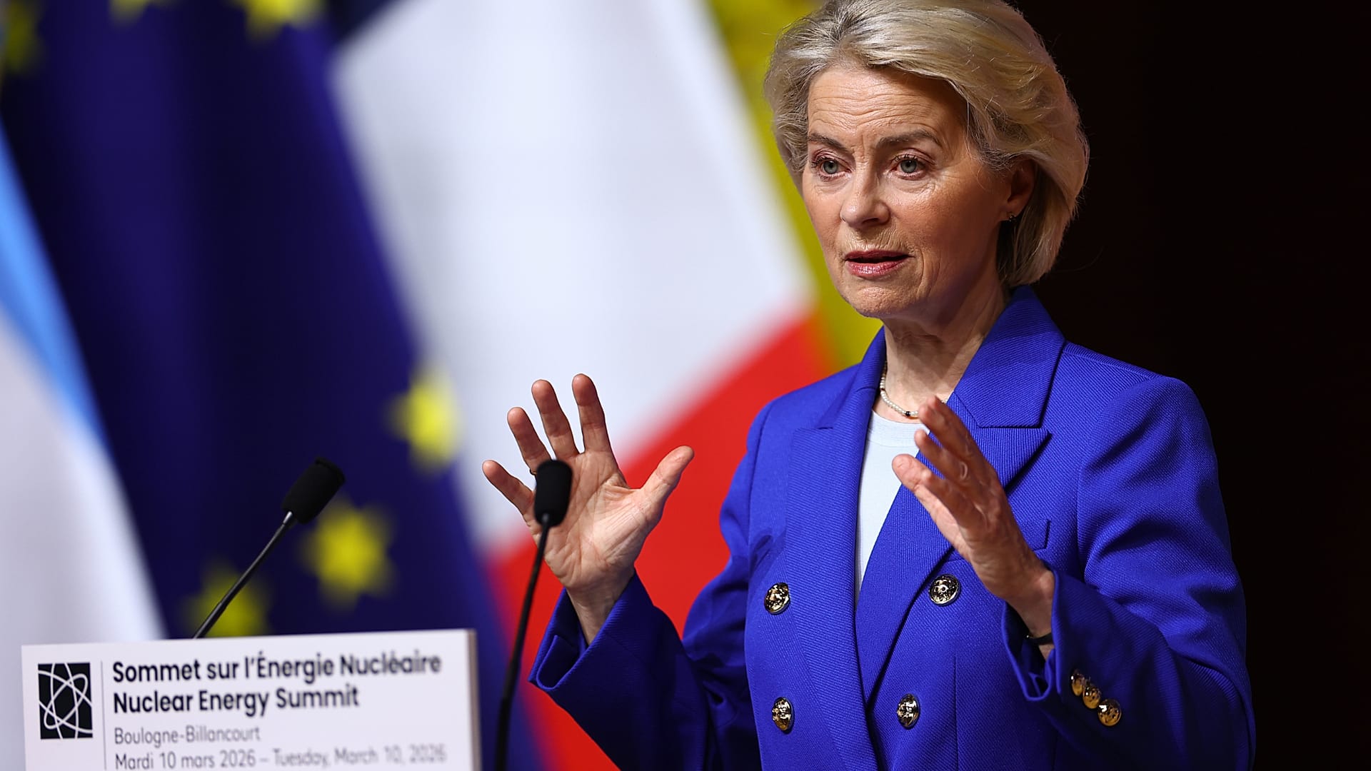 Il Presidente della Commissione europea Ursula von der Leyen parla durante la sessione plenaria di apertura del Vertice sull'energia nucleare dell'AIEA a Parigi, martedì 10 marzo 2026.