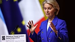 Il Presidente della Commissione europea Ursula von der Leyen parla durante la sessione plenaria di apertura del Vertice sull'energia nucleare dell'AIEA a Parigi, martedì 10 marzo 2026.