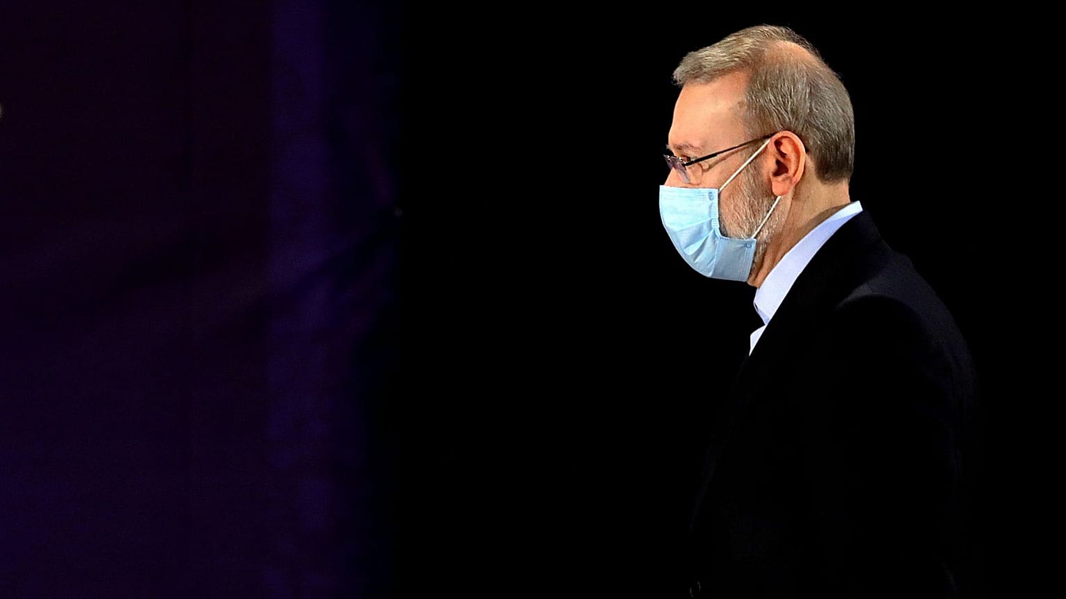 علی لاریجانی، پس از ثبت نام نامزدی خود برای انتخابات ریاست جمهوری ۱۸ ژوئن، در ستاد انتخابات وزارت کشور در تهران، ایران، شنبه، ۱۵ مه ۲۰۲۱