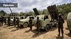 DATEI: Kämpfer der libanesischen militanten Gruppe Hisbollah führen eine Trainingsübung durch, während sie vor einem Lastwagen mit Raketenwerfern stehen, Südlibanon, 21. Mai 2023