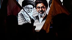 Schiitische Muslime schwenken iranische Flaggen und zeigen Fotos des verstorbenen iranischen Führers Ayatollah Ali Khamenei und seines Sohnes Ayatollah Mojtaba Khamenei
