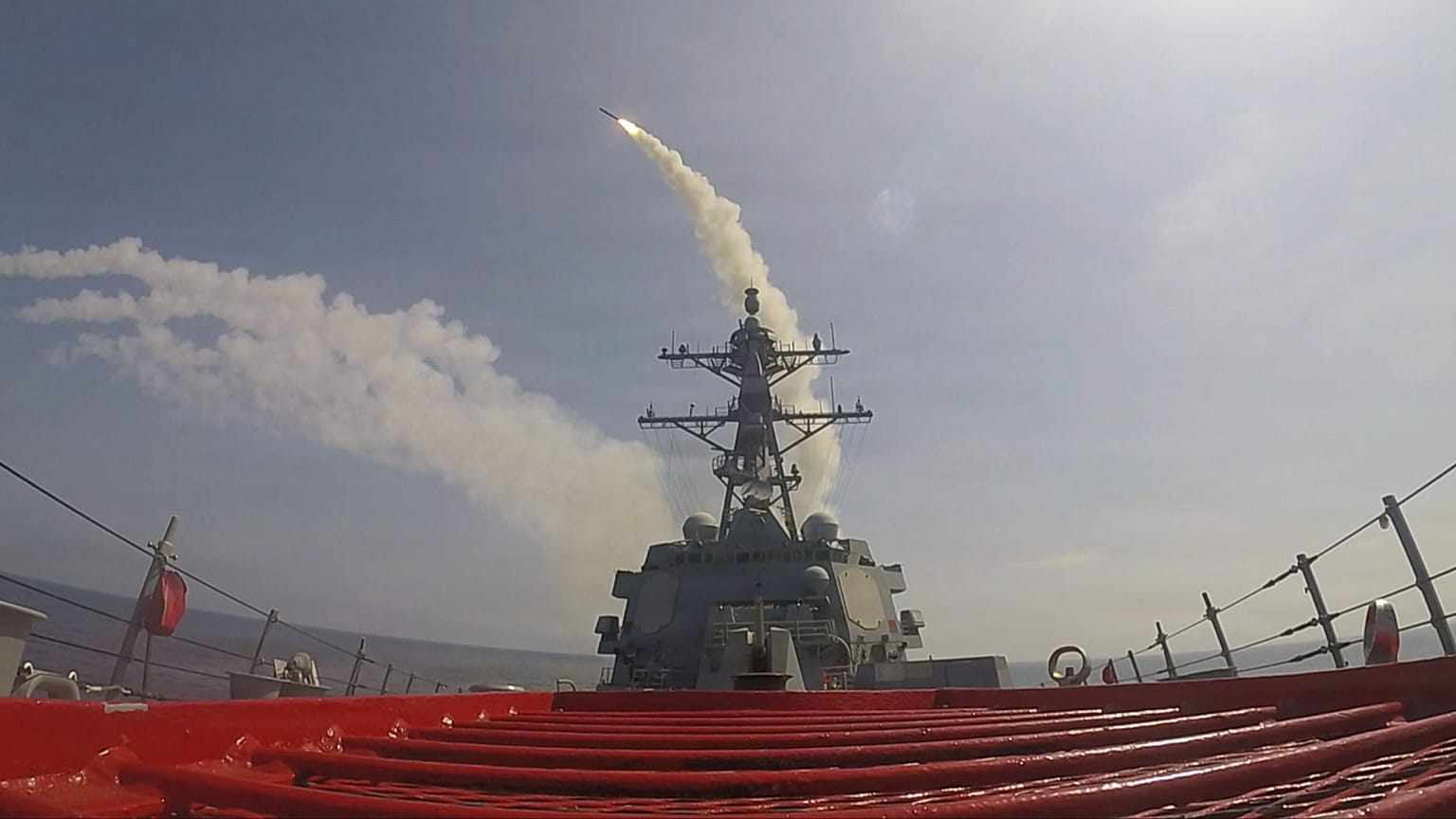 Symbolbild: Zerstörer USS Frank E. Petersen Jr. beim Abschuss einer Tomahawk-Rakete im Rahmen der Operation Epic Fury am 28. Februar 2026