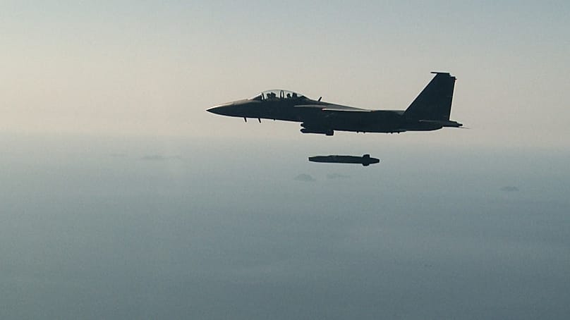 Ein südkoreanischer F-15K-Kampfjet feuert während einer Übung vor der Westküste einen Taurus-Marschflugkörper ab, 13. September 2017