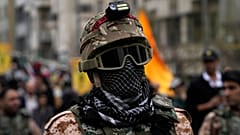 DATEI: Ein Mitglied der paramilitärischen iranischen Basidsch-Truppe nimmt am 28. März 2025 in Teheran an der jährlichen anti-israelischen Kundgebung zum Quds-Tag oder Jerusalem-Tag zur Unterstützung der Palästinenser teil.