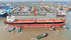 Schlepper lotsen einen Supertanker (VLCC) auf dem Jangtse bei Qidong in Ostchina. (AP Photo)