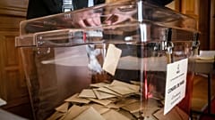 Uma mulher vota na primeira volta das eleições autárquicas francesas em Paris, no domingo, 15 de março de 2026.