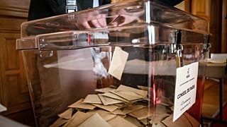 Une femme vote lors du premier tour des élections municipales françaises à Paris, le dimanche 15 mars 2026.