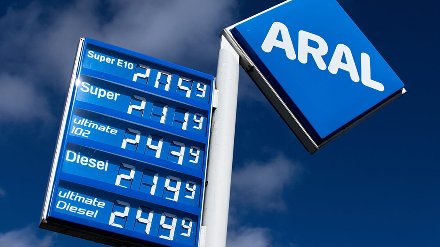 Des prix en essence sont exposés dans une station-service ARAL à Francfort, en Allemagne, le jeudi 12 mars 2026.