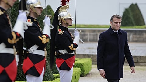 DATEI: Frankreichs Präsident Emmanuel Macron kommt zu einer Zeremonie zum Gedenken an die Opfer des Terrorismus in Les Invalides in Paris, 11. März 2026