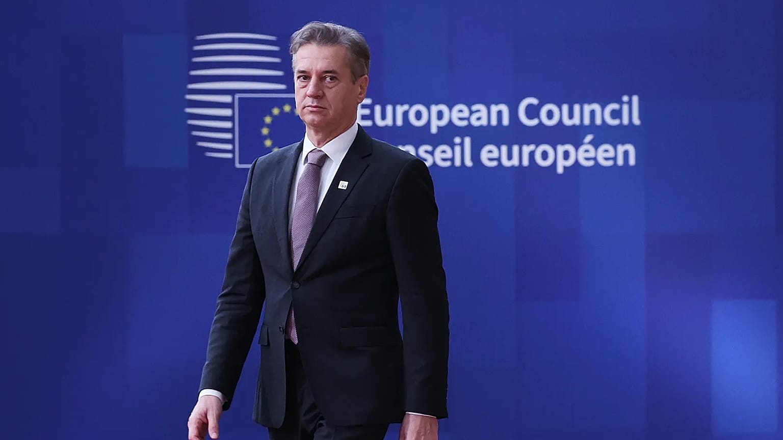 Le Premier ministre slovène Robert Golob arrive au sommet de l'UE à Bruxelles, 18 décembre 2025