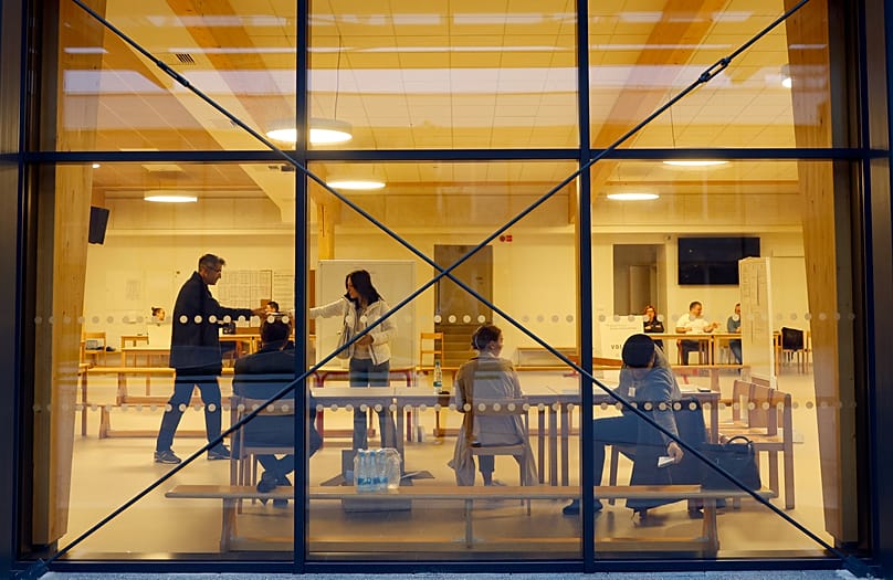 Un homme prépare son bulletin de vote pour l'élection présidentielle dans un bureau de vote à Ljubljana, le 23 octobre 2022.