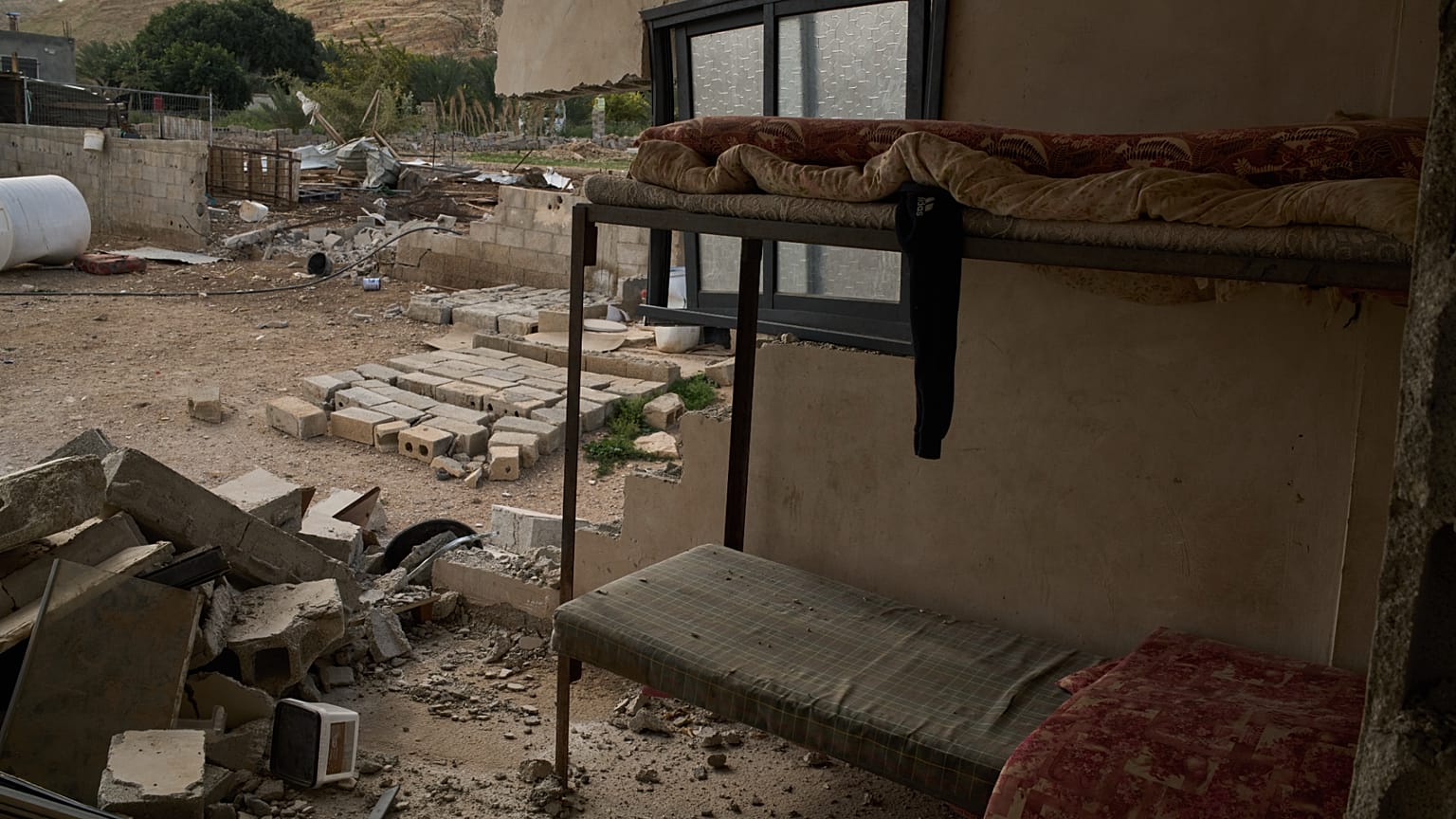 Schäden an einem Haus einer palästinensischen Gemeinde am Rande der Stadt Jericho im Westjordanland nach einem Angriff durch israelische Siedler
