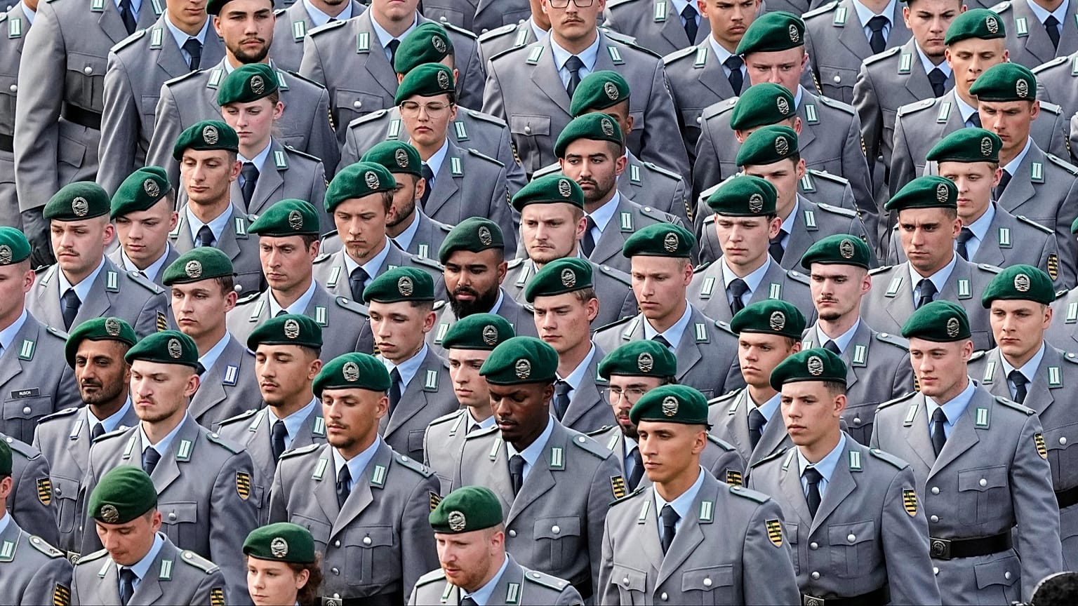 Rekruten der Bundeswehr am 4. September 2025 vor dem Landtag von Nordrhein-Westfalen in Düsseldorf an einer Vereidigungszeremonie