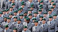 Rekruten der Bundeswehr am 4. September 2025 vor dem Landtag von Nordrhein-Westfalen in Düsseldorf an einer Vereidigungszeremonie