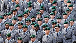 Rekruten der Bundeswehr am 4. September 2025 vor dem Landtag von Nordrhein-Westfalen in Düsseldorf an einer Vereidigungszeremonie