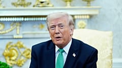 الرئيس دونالد ترامب يتحدث خلال اجتماع مع رئيس الوزراء الأيرلندي ميشيل مارتن في المكتب البيض��وي بالبيت الأبيض، في يوم القديس باتريك، الثلاثاء 17 مارس/آذار 2026، في واشنطن. (صور