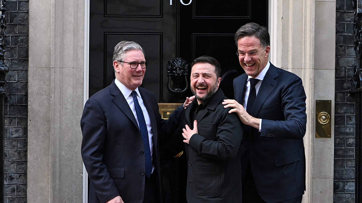 رئيس الوزراء البريطاني كير ستارمر، والرئيس الأوكراني فولوديمير زيلينسكي، والأمين العام لحلف الناتو مارك روته يغادرون مقر رئاسة الوزراء في 10 داونينج ستريت بعد اجتماع في لندن