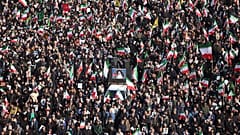 Menschen versammeln sich bei einer Kundgebung zur Unterstützung von Ayatollah Mojtaba Khamenei in Teheran, 9. März 2026