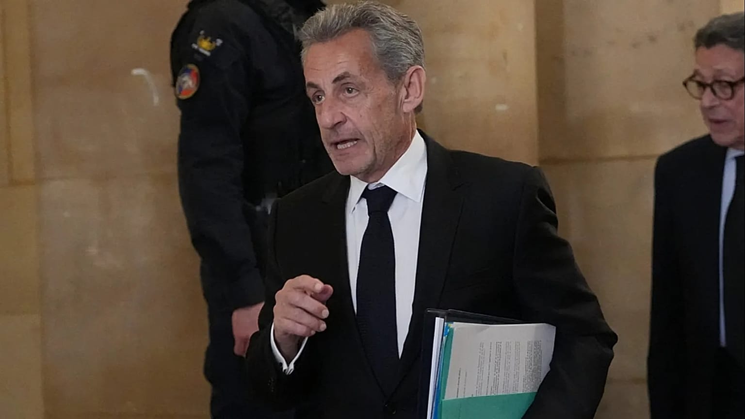 Nicolas Sarkozy chega ao Palácio da Justiça em Paris, França, para o seu julgamento relativo ao alegado financiamento ilegal da sua campanha presidencial.