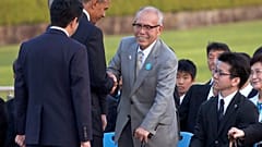 Shigeaki Mori, dönemin ABD Başkanı Barack Obama ile Hiroşima'da el sıkışırken, 27 Mayıs 2016