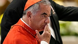 Il cardinale Angelo Becciu partecipa al concistoro nella Basilica di San Pietro in Vaticano, 27 agosto 2022. (Foto AP/Andrew Medichini, archivio)