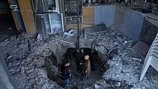 يتفقد السكان الأضرار التي قالوا إنها ناجمة عن شظايا صاروخ إيراني تم اعتراضه وسقط على مبنى فلسطيني مكون من ثلاثة طوابق، في بلدة بدية بالضفة الغربية، غرب سلفيت، الأربعاء 11 مارس