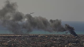 طائرة تابعة لشركة طيران الشرق الأوسط تقلع من مطار رفيق الحريري الدولي مع تصاعد الدخان من موقع غارة جوية إسرائيلية في الضاحية ، الضاحية الجنوبية لبيروت  الثلاثاء 17 مارس 2026