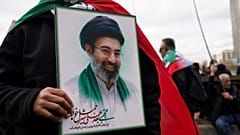 ARCHIV: Ein Demonstrant hält am Al-Quds-Tag in London am Sonntag, 15. März 2026, ein Porträt von Ayatollah Modschtaba Chamenei. (AP Photo/Alberto Pezzali)